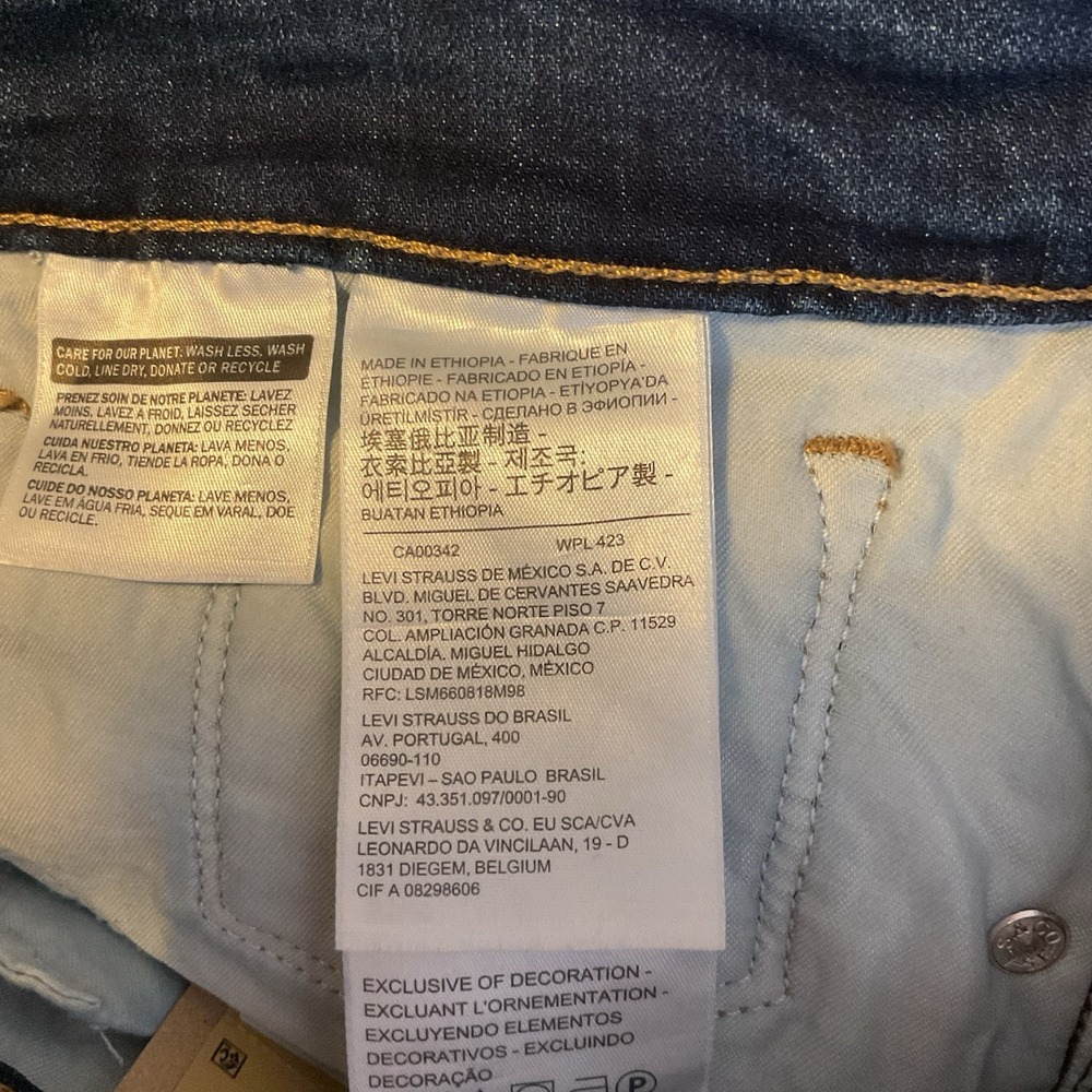 NWT Levi's Jeans Classic Straight Denim Woman's Short Mid Rise Classic Size 16S - Picture 8 of 11